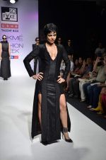Mandira Bedi walk the ramp for So Fake Talent Box show at Lakme Fashion Week Day 2 on 4th Aug 2012 (9).JPG
